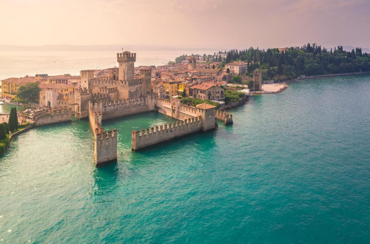Charming Attic Apartment With Balcony & Swimming Pool Desenzano del Garda Kültér fotó