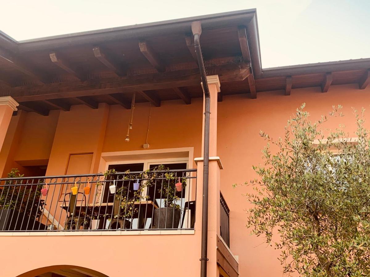 Charming Attic Apartment With Balcony & Swimming Pool Desenzano del Garda Kültér fotó