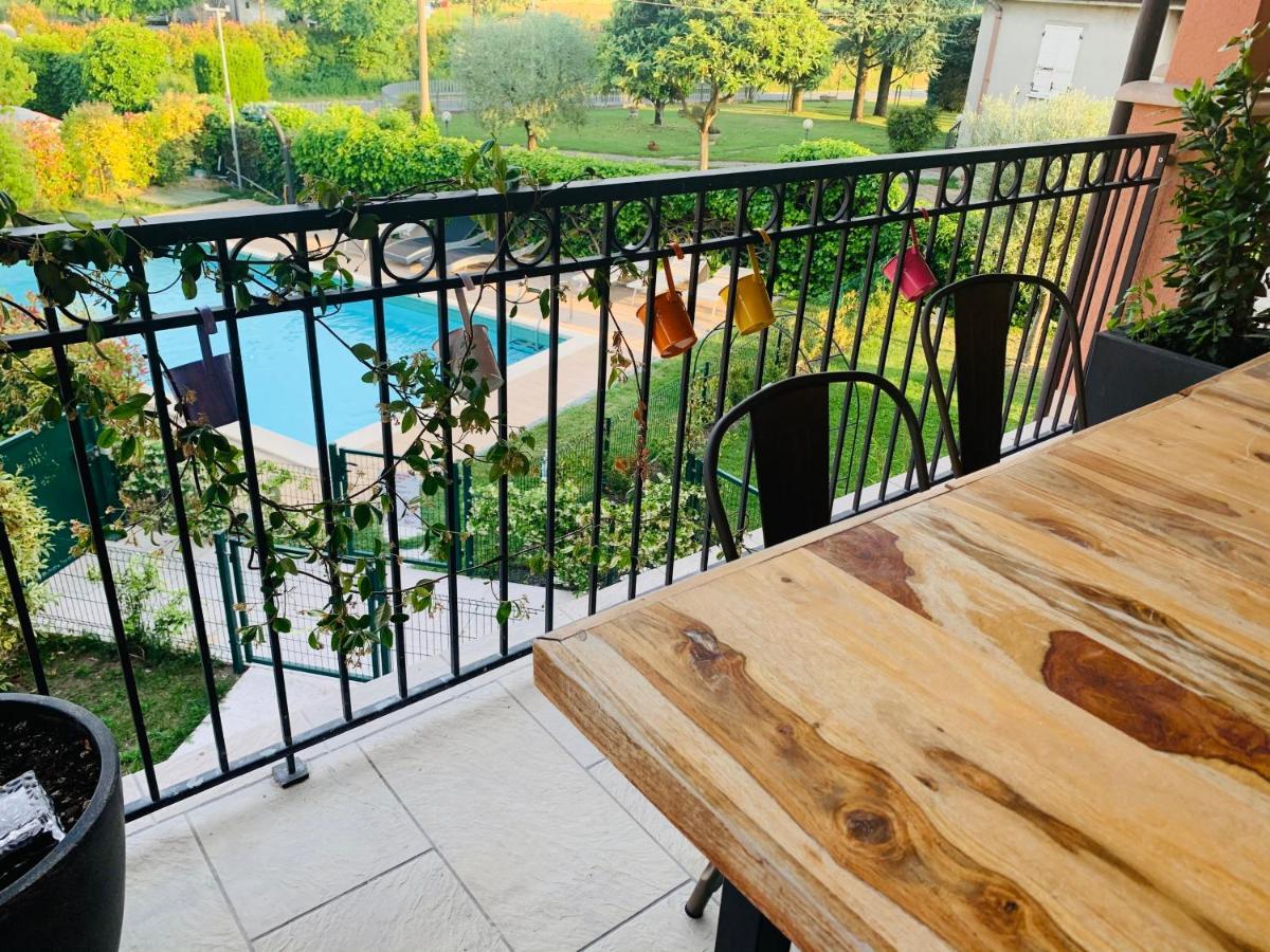 Charming Attic Apartment With Balcony & Swimming Pool Desenzano del Garda Kültér fotó