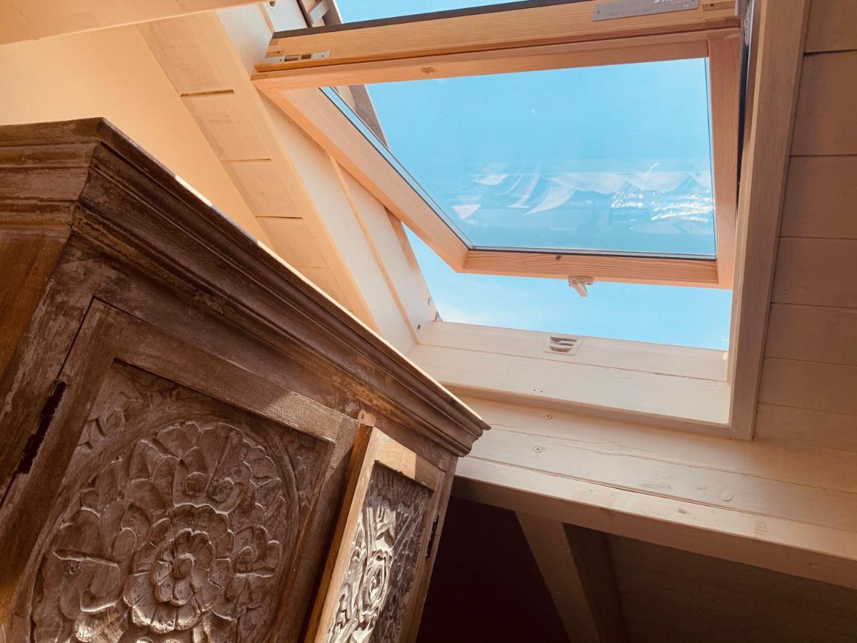 Charming Attic Apartment With Balcony & Swimming Pool Desenzano del Garda Kültér fotó
