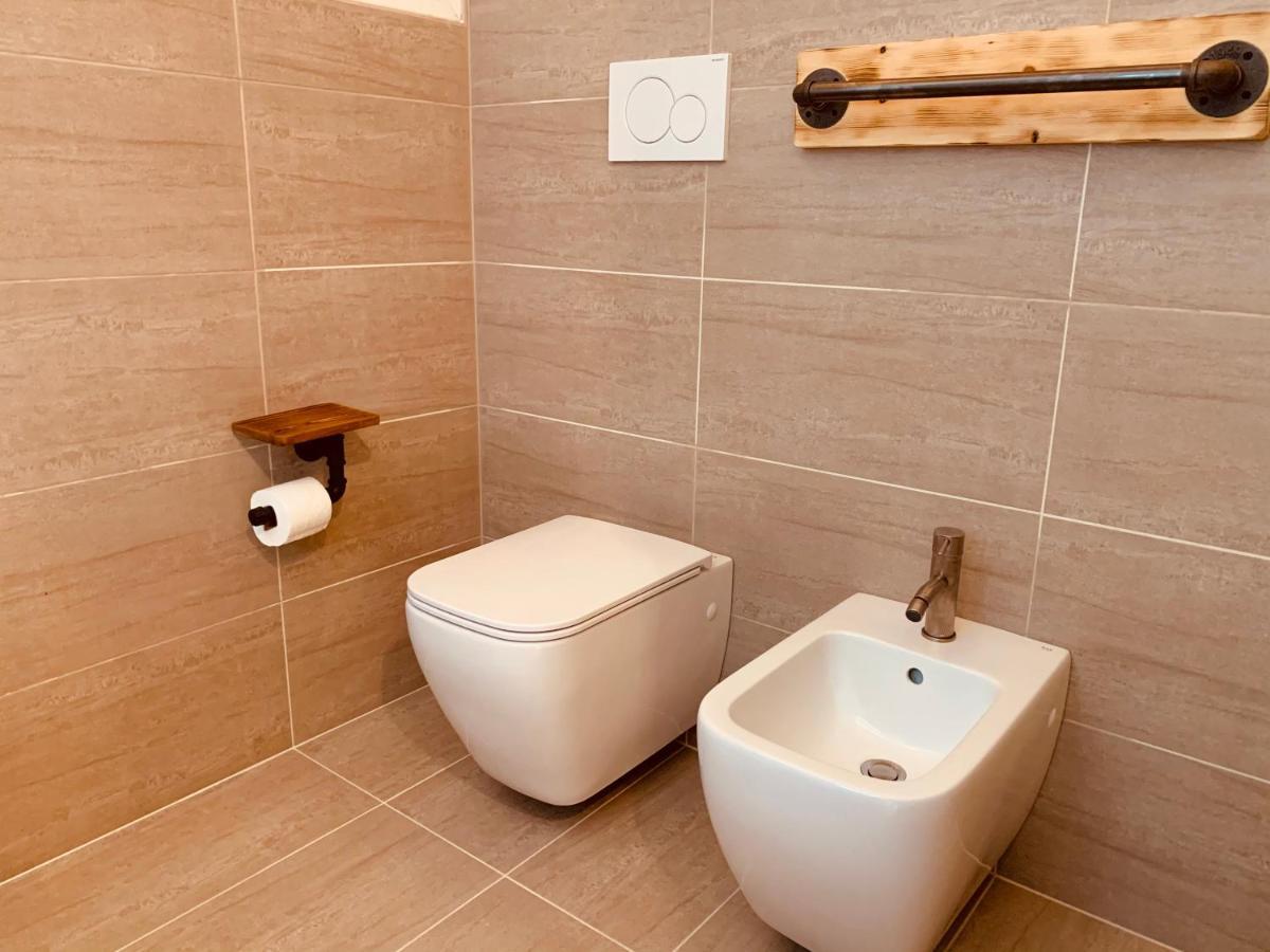 Charming Attic Apartment With Balcony & Swimming Pool Desenzano del Garda Kültér fotó