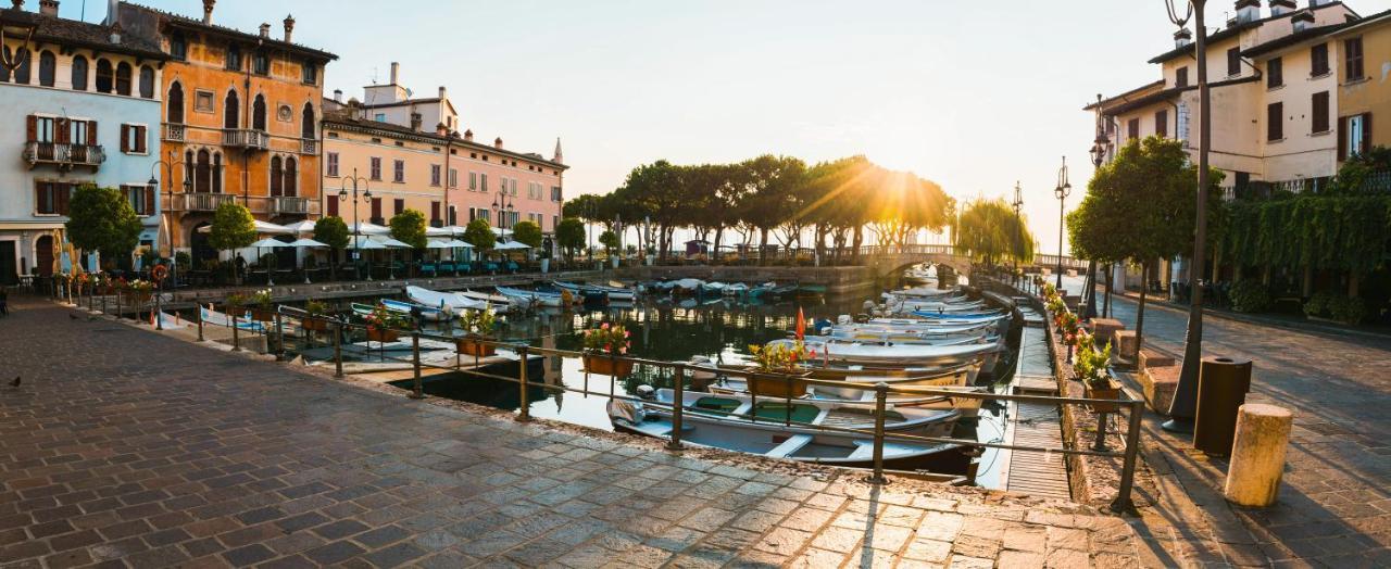 Charming Attic Apartment With Balcony & Swimming Pool Desenzano del Garda Kültér fotó