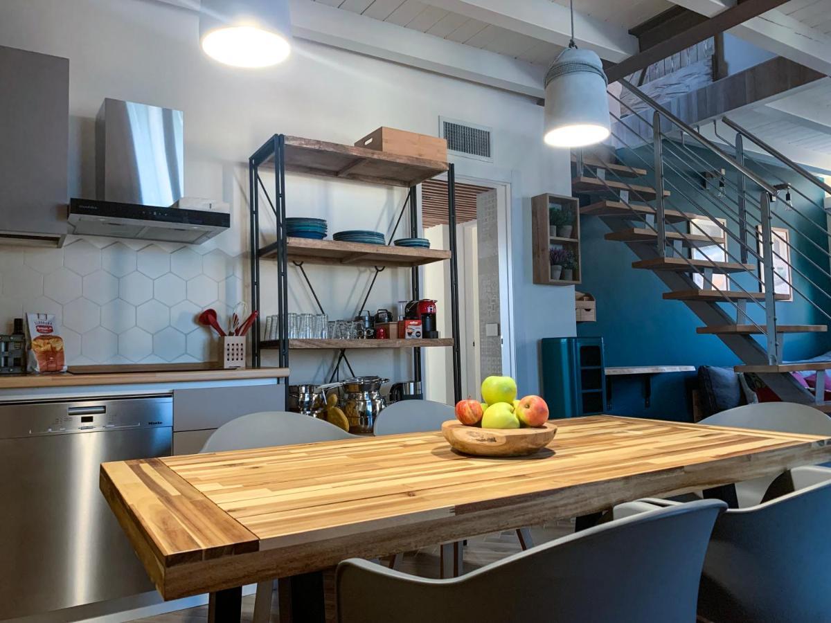 Charming Attic Apartment With Balcony & Swimming Pool Desenzano del Garda Kültér fotó