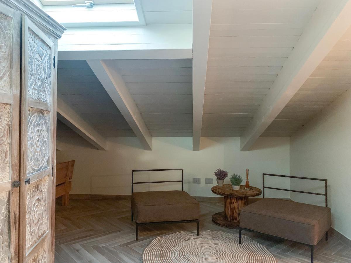 Charming Attic Apartment With Balcony & Swimming Pool Desenzano del Garda Kültér fotó
