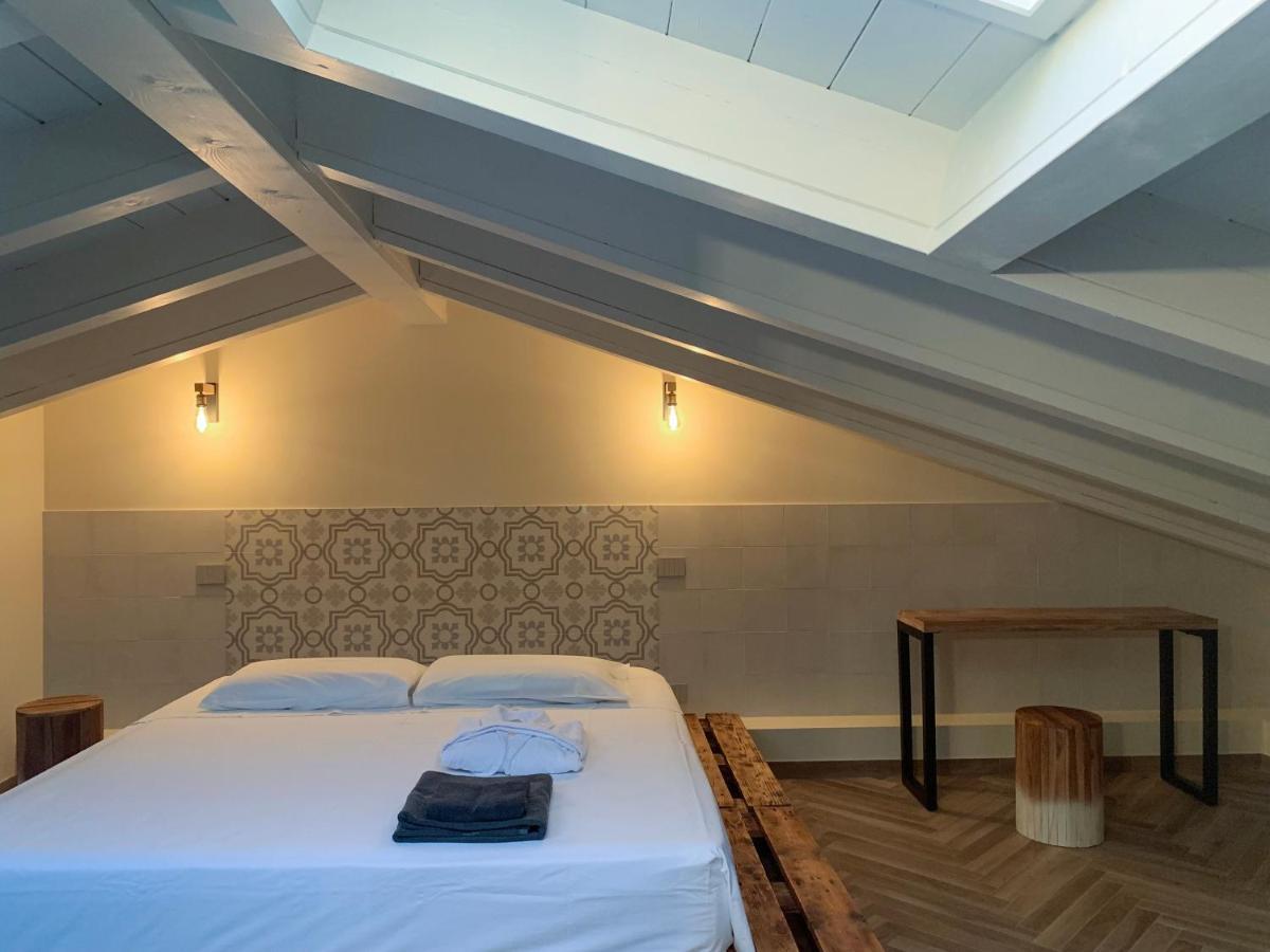 Charming Attic Apartment With Balcony & Swimming Pool Desenzano del Garda Kültér fotó