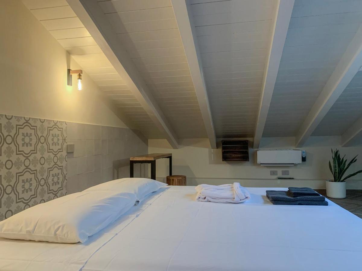 Charming Attic Apartment With Balcony & Swimming Pool Desenzano del Garda Kültér fotó